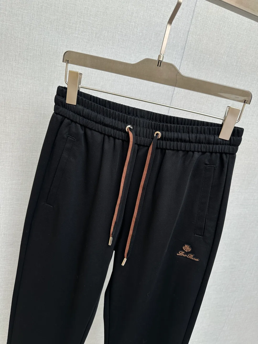 Lp* fitted version 2026 spring and summer silk linen casual pants, with Classic simplicity as the main tone, cleverly integrated with counter hardware and accessories elements, breaking the monotony of traditional casual pants and highlighting individuality and uninhibitedness. The three-dimensional tailoring fits the body shape and the design is neat and stylish, easily elongating the leg lines and creating a casual and casual style. The high-quality fabric is Wear-Resistant, breathable and comfortable, suitable for daily outings or light outdoor scenes. The detailed webbing embellishment adds a fashionable texture and can be easily controlled. It is an indispensable fashion item in the autumn and winter transition seasons. On sale in stock M—4XL